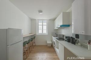 Kuchyň nebo kuchyňský kout v ubytování Flexliving - Room - Henri Sellier - Suresnes 92