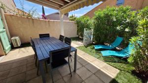 Zahrada ubytování MARINES DU ROUSSILLON Villa en duplex très calme en résidence privée avec piscine - M65