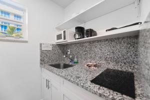 Η κουζίνα ή μικρή κουζίνα στο Hollywood Beach Retreat Studio - M23