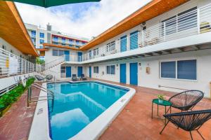 Πισίνα στο ή κοντά στο Hollywood Beach Retreat Studio - M23