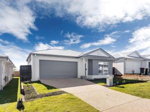 ein großes weißes Haus mit Garage in der Unterkunft Brand New Comfy Home 4Bedroom designer furniture in Springfield Lakes