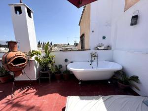 Fotografia z galérie ubytovania Cosy House, Sunny Terrace, Amazing Views & Outdoor Bathtub! v destinácii Granada