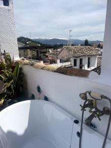 Fotografia z galérie ubytovania Cosy House, Sunny Terrace, Amazing Views & Outdoor Bathtub! v destinácii Granada