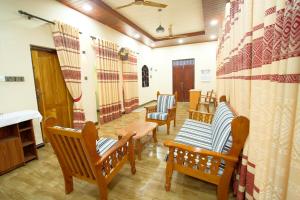 KalladyにあるCatRay Inn - Batticaloaの待合室の椅子