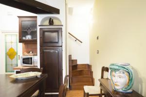 Kuchyňa alebo kuchynka v ubytovaní Tina House - Il cortile nel centro storico di Taormina