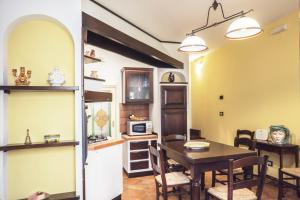 Kuchyňa alebo kuchynka v ubytovaní Tina House - Il cortile nel centro storico di Taormina