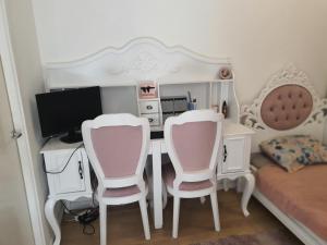 オーベルヴィリエにあるMaison Familiale JO 2024のベッドルーム1室(デスク、パソコン、椅子2脚付)