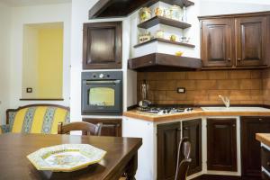 Kuchyňa alebo kuchynka v ubytovaní Tina House - Il cortile nel centro storico di Taormina
