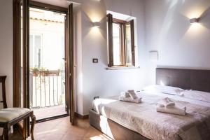 Posteľ alebo postele v izbe v ubytovaní Tina House - Il cortile nel centro storico di Taormina