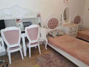 オーベルヴィリエにあるMaison Familiale JO 2024のベッドと机と椅子のある寝室