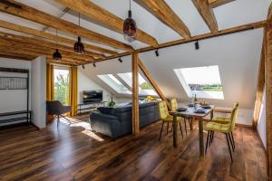 a living room with a couch and a table at Charming Loft Ferienwohnung Bodensee in Meckenbeuren