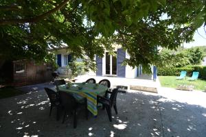 a table and chairs in front of a house at Cantegril - Hossegor jolie villa mitoyenne avec jardin clos indépendant idéalement située entre lac et océan in Soorts-Hossegor