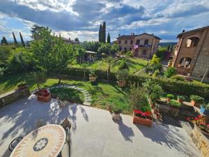 a garden with potted plants on a patio at Residenza Albalonga in Castelnuovo Berardenga