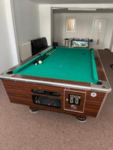 een pooltafel met twee ballen erop bij Casa Cristina in Untertweng