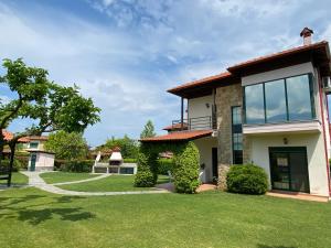a house with a yard with green grass at Olympus Theophilia villas in Skotína