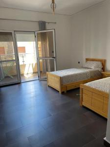 a bedroom with two beds and a balcony at Appartement a saidia de 100m2 familiale in Saidia 