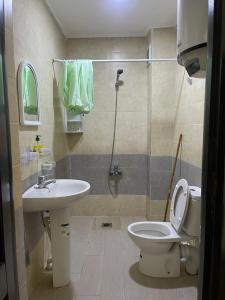 a bathroom with a toilet and a sink and a shower at Appartement a saidia de 100m2 familiale in Saidia 