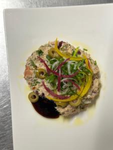 un piatto bianco con un panino con peperoni e cipolle di Biriyani House a Bobigny Altre 27 foto