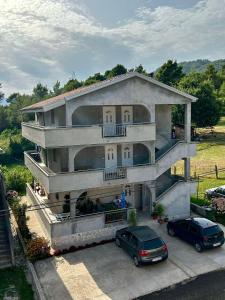 Το κτήριο όπου στεγάζεται  το διαμέρισμα