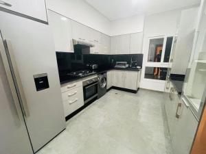 Kuchyň nebo kuchyňský kout v ubytování Appartement spacieux et luxueux