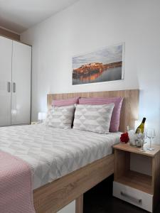 Ένα ή περισσότερα κρεβάτια σε δωμάτιο στο Post apartmani A-1