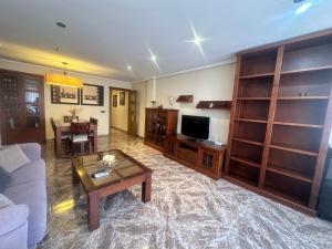 Televízia a/alebo spoločenská miestnosť v ubytovaní Homely Apartments Centro