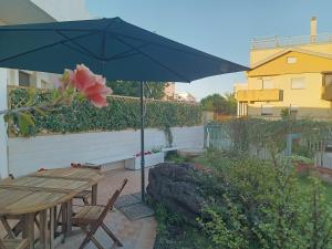 A garden outside Casa al Mare con Giardino Privato
