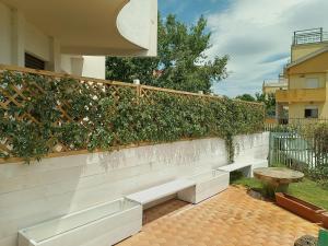 A garden outside Casa al Mare con Giardino Privato