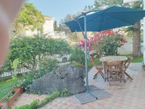 A garden outside Casa al Mare con Giardino Privato