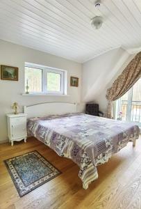a bedroom with a bed and a window at Vila Omama in Palanga