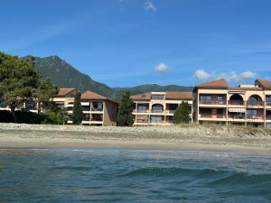 ein Gebäude am Strand neben dem Meer in der Unterkunft Les Marines in San-Nicolao