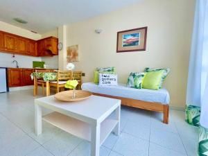 Η κουζίνα ή μικρή κουζίνα στο Sunset Beachfront Apartment +2 φωτογραφίες