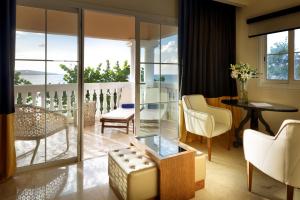Posezení v ubytování The Signature Level at Grand Palladium Lady Hamilton Resort & Spa- All Inclusive