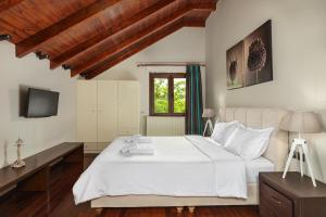 Postel nebo postele na pokoji v ubytování Vintage Suites Trikala