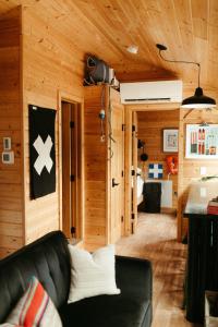 Η κουζίνα ή μικρή κουζίνα στο The Boat Haus A Montana Tiny Cabin Forest Retreat