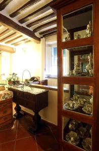 una cocina con fregadero y un estante con platos en Castelvecchio Alto en Castelvecchio