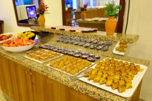 un bufé con muchos tipos diferentes de comida en un mostrador en Hotel Baba, en Gümbet