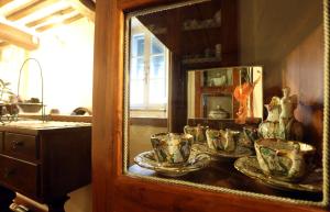 a table with dishes on it in a mirror at Castelvecchio Alto in Castelvecchio