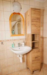 un bagno con lavandino e specchio di Penzion Dominika a Oravský Biely Potok