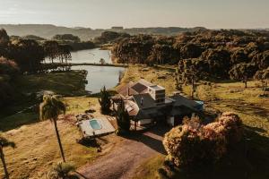 eine Luftaufnahme eines Hauses neben einem Fluss in der Unterkunft Sítio Bela Vista 40 in Santa Maria do Erval