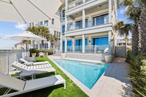 パナマ・シティ・ビーチにあるGulf Front Luxurious Home with Private Pool and Beach Access homeのプール付きの家の画像