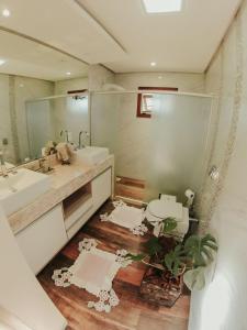 ein Badezimmer mit zwei Waschbecken und einem Spiegel in der Unterkunft Sítio Bela Vista 40 in Santa Maria do Erval