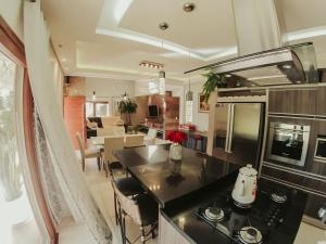 eine Küche und ein Wohnzimmer mit Tisch und ein Esszimmer in der Unterkunft Sítio Bela Vista 40 in Santa Maria do Erval