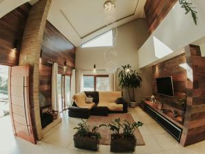 ein Wohnzimmer mit Sofa und Fernseher in der Unterkunft Sítio Bela Vista 40 in Santa Maria do Erval