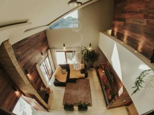 eine Draufsicht auf ein Wohnzimmer mit einer Couch in der Unterkunft Sítio Bela Vista 40 in Santa Maria do Erval + 28 Fotos