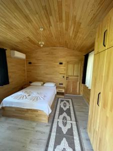 Postel nebo postele na pokoji v ubytování Olympos Yavuz Hotel