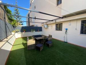 a backyard with a ping pong table and chairs at El Paraíso de Fuentebravía - Primera Línea de Playa in El Puerto de Santa María