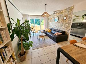 una sala de estar con un sofá y una mesa en Appartement Exceptionnel proche Centre-Ville, en Bayona