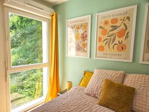 Un dormitorio con una cama y una ventana grande. en Appartement Exceptionnel proche Centre-Ville, en Bayona