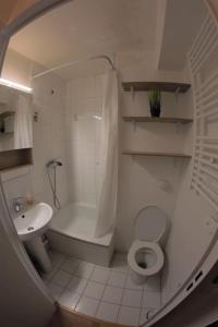 une salle de bain blanche avec toilettes et lavabo dans l'établissement Nice studio near Disneyland and Paris with Parking, à Bussy-Saint-Georges